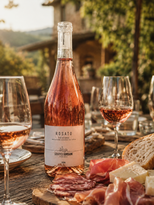 Rosato Grappoli Urbani con tagliere all'aperto