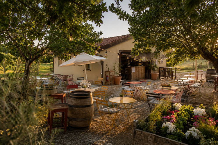 Bistrot agricolo Grappoli Urbani con tavoli all'aperto